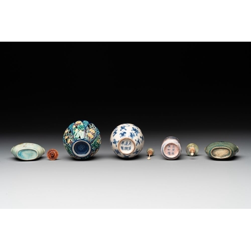 648 - Five Chinese porcelain snuff bottles and a covered '100 boys' box, Kangxi mark, 19/20th C.H.: 7,7 cm... 