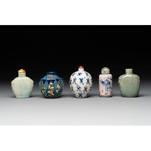 648 - Five Chinese porcelain snuff bottles and a covered '100 boys' box, Kangxi mark, 19/20th C.H.: 7,7 cm... 