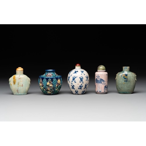 648 - Five Chinese porcelain snuff bottles and a covered '100 boys' box, Kangxi mark, 19/20th C.H.: 7,7 cm... 