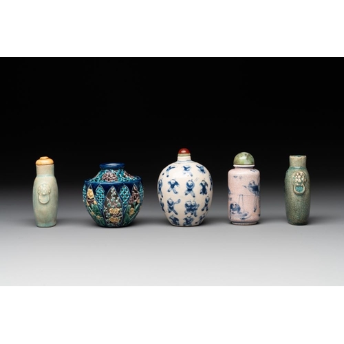 648 - Five Chinese porcelain snuff bottles and a covered '100 boys' box, Kangxi mark, 19/20th C.H.: 7,7 cm... 