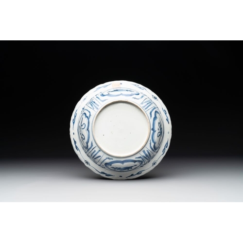 65 - A fine Chinese blue and white 'kraak' porcelain 'deer' 'klapmuts' bowl, WanliDia.: 21,5 cm -H.: 5,5 ... 