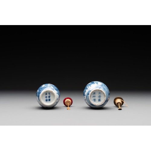 651 - Two Chinese blue and white 'riders on horseback' snuff bottles, Yongzheng mark, 19th C.H.: 7,9 cm (t... 