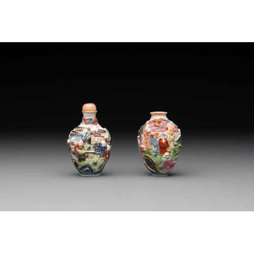 655 - Two Chinese famille rose molded snuff bottles with figural design, Qianlong mark, 19th C.H.: 8,6 cm ... 