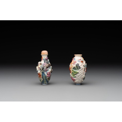 655 - Two Chinese famille rose molded snuff bottles with figural design, Qianlong mark, 19th C.H.: 8,6 cm ... 