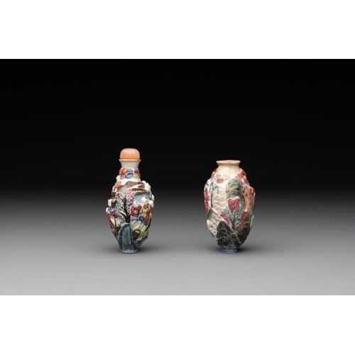 655 - Two Chinese famille rose molded snuff bottles with figural design, Qianlong mark, 19th C.H.: 8,6 cm ... 