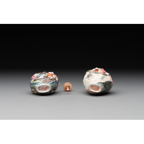 655 - Two Chinese famille rose molded snuff bottles with figural design, Qianlong mark, 19th C.H.: 8,6 cm ... 