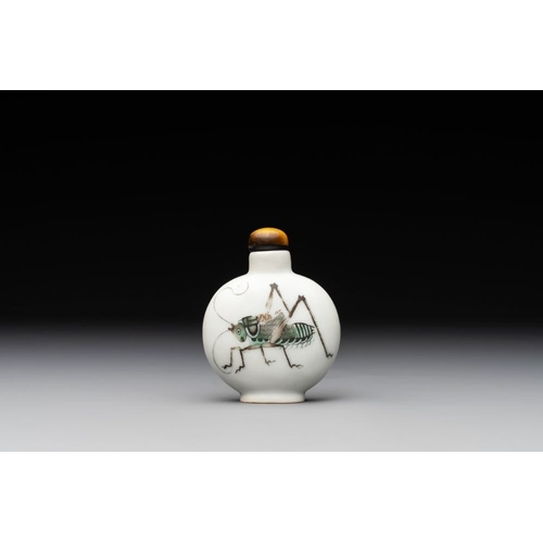 659 - A Chinese famille rose 'grasshopper' snuff bottle, Daoguang mark and of the periodH.: 6,7 cm (incl. ... 