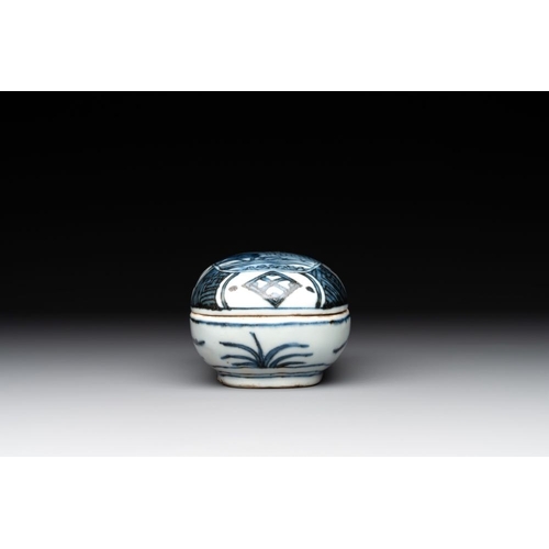 66 - A Chinese blue and white 'kraak' porcelain betel box and cover with a bird on a rock, WanliL.: 14 cm... 