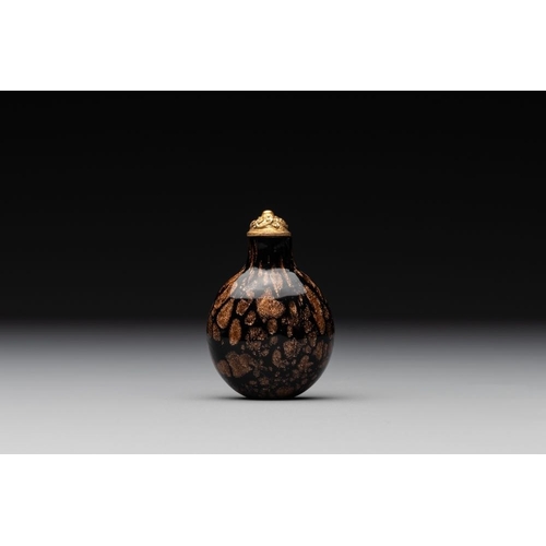 660 - A Chinese aventurine-splashed black glass snuff bottle with a gilt stopper, 18/19th C.H.: 5,2 cm (in... 