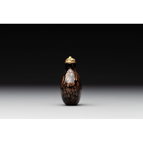 660 - A Chinese aventurine-splashed black glass snuff bottle with a gilt stopper, 18/19th C.H.: 5,2 cm (in... 