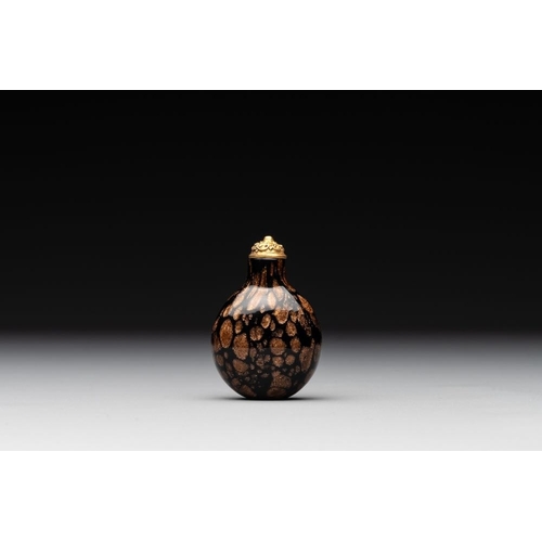 660 - A Chinese aventurine-splashed black glass snuff bottle with a gilt stopper, 18/19th C.H.: 5,2 cm (in... 