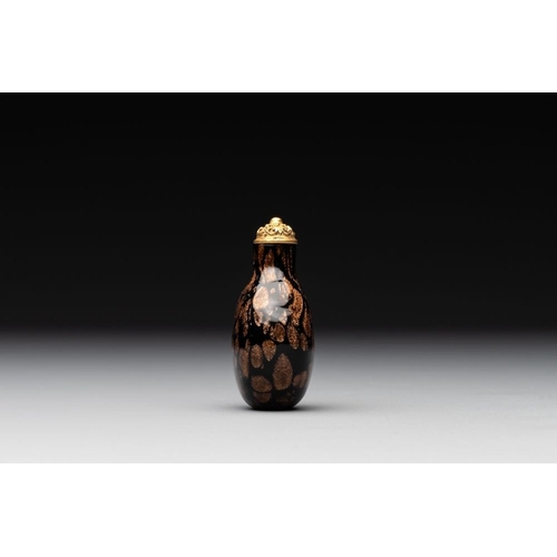 660 - A Chinese aventurine-splashed black glass snuff bottle with a gilt stopper, 18/19th C.H.: 5,2 cm (in... 