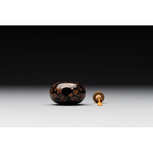 660 - A Chinese aventurine-splashed black glass snuff bottle with a gilt stopper, 18/19th C.H.: 5,2 cm (in... 