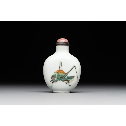 661 - An imperial Chinese famille rose 'cricket' snuff bottle, Daoguang mark and of the periodH.: 6,5 cm (... 