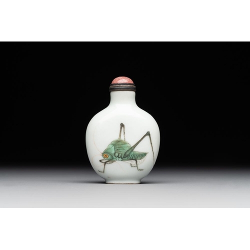 661 - An imperial Chinese famille rose 'cricket' snuff bottle, Daoguang mark and of the periodH.: 6,5 cm (... 