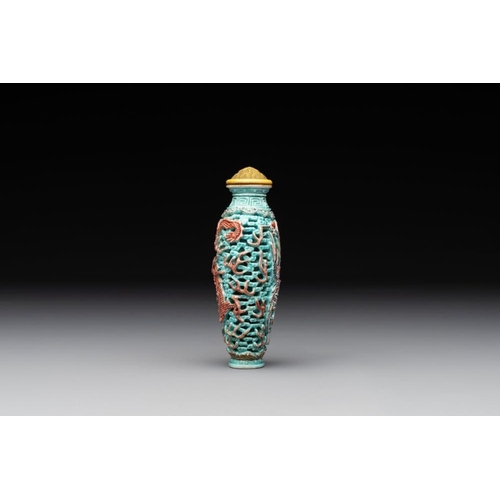 664 - A Chinese moulded turquoise-ground famille rose 'dragon and phoenix' snuff bottle, 19th C.H.: 8,5 cm... 