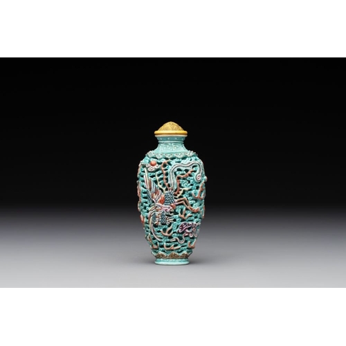 664 - A Chinese moulded turquoise-ground famille rose 'dragon and phoenix' snuff bottle, 19th C.H.: 8,5 cm... 