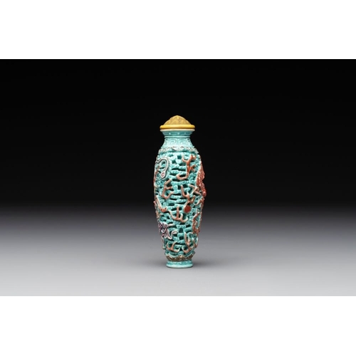 664 - A Chinese moulded turquoise-ground famille rose 'dragon and phoenix' snuff bottle, 19th C.H.: 8,5 cm... 