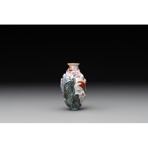 665 - A Chinese famille rose molded 'capsized boat' snuff bottle, Qianlong mark, 19th C.H.: 6,9 cm... 