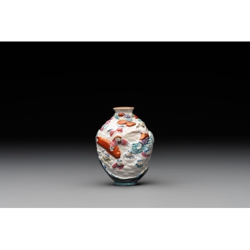 665 - A Chinese famille rose molded 'capsized boat' snuff bottle, Qianlong mark, 19th C.H.: 6,9 cm... 