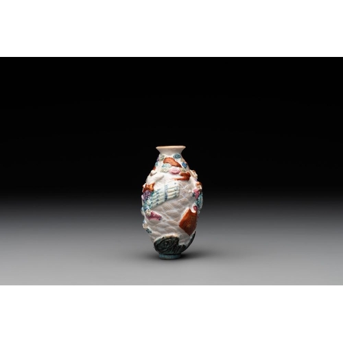 665 - A Chinese famille rose molded 'capsized boat' snuff bottle, Qianlong mark, 19th C.H.: 6,9 cm... 