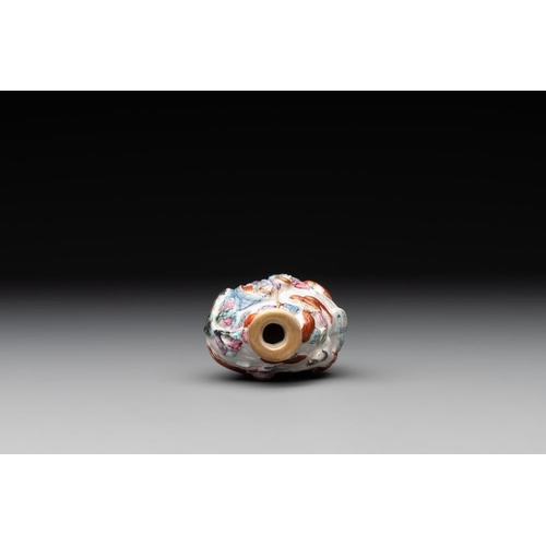 665 - A Chinese famille rose molded 'capsized boat' snuff bottle, Qianlong mark, 19th C.H.: 6,9 cm... 