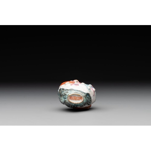 665 - A Chinese famille rose molded 'capsized boat' snuff bottle, Qianlong mark, 19th C.H.: 6,9 cm... 