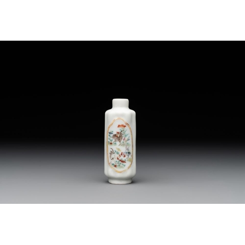 667 - A fine Chinese famille rose 'rooster' snuff bottle, 19th C.H.: 8,5 cm