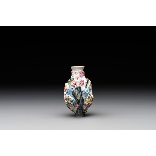 668 - A Chinese molded famille rose 'playing boys' snuff bottle, Qianlong mark, 19th C.H.: 7,4 cm... 