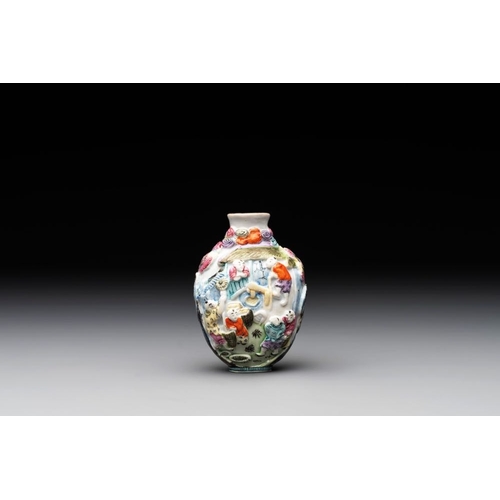 668 - A Chinese molded famille rose 'playing boys' snuff bottle, Qianlong mark, 19th C.H.: 7,4 cm... 