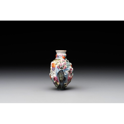 668 - A Chinese molded famille rose 'playing boys' snuff bottle, Qianlong mark, 19th C.H.: 7,4 cm... 