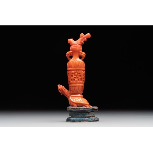 671 - A Chinese carved red coral 'mythical animals' snuff bottle on stand, 19/20th C.H.: 11,5 cm (incl. st... 