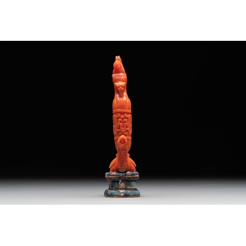 671 - A Chinese carved red coral 'mythical animals' snuff bottle on stand, 19/20th C.H.: 11,5 cm (incl. st... 