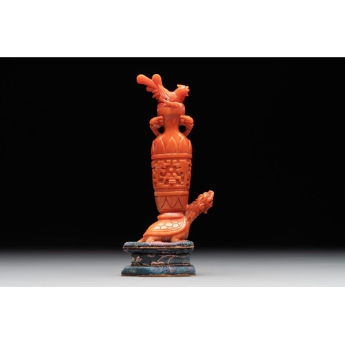 671 - A Chinese carved red coral 'mythical animals' snuff bottle on stand, 19/20th C.H.: 11,5 cm (incl. st... 