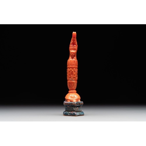 671 - A Chinese carved red coral 'mythical animals' snuff bottle on stand, 19/20th C.H.: 11,5 cm (incl. st... 