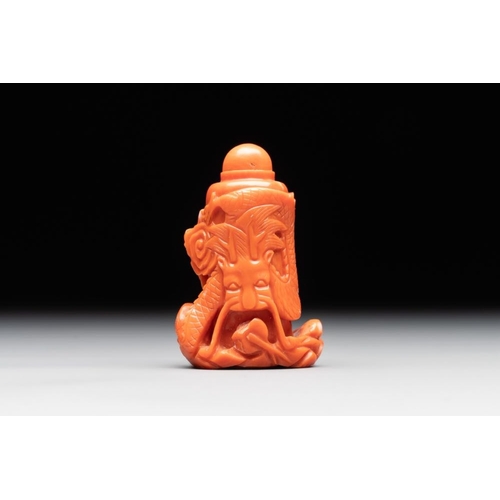 672 - A Chinese carved red coral 'dragon' snuff bottle on wooden stand, 19/20th C.H.: 6 cm (incl. stand)H.... 