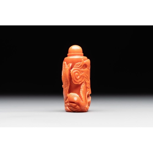 672 - A Chinese carved red coral 'dragon' snuff bottle on wooden stand, 19/20th C.H.: 6 cm (incl. stand)H.... 