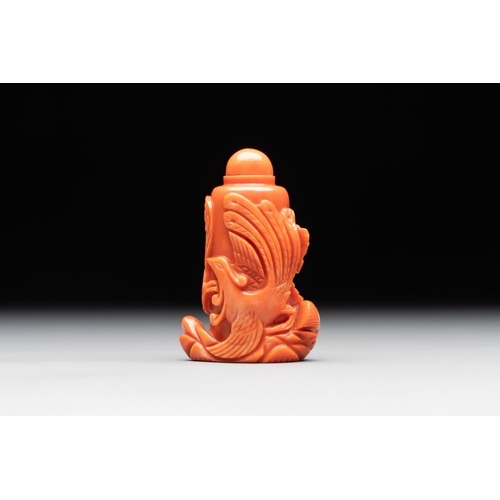 672 - A Chinese carved red coral 'dragon' snuff bottle on wooden stand, 19/20th C.H.: 6 cm (incl. stand)H.... 