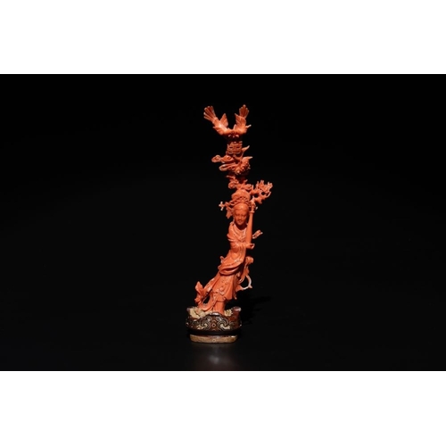 673 - A Chinese red coral figure of a standing lady holding a vase, 19/20th C.H.: 21 cm (incl. stand)H.: 1... 