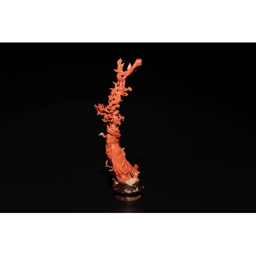 673 - A Chinese red coral figure of a standing lady holding a vase, 19/20th C.H.: 21 cm (incl. stand)H.: 1... 