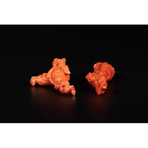 674 - Two Chinese red coral figures of Shoulao on wooden stand, 19/20th C.H.: 14 cm (the tallest incl. sta... 