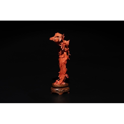 676 - A Chinese red coral figure of a standing lady holding a flower, 19/20th C.H.: 15,5 cm (incl. stand) ... 