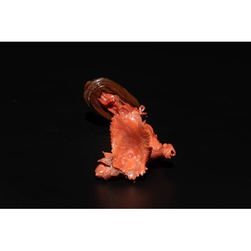 676 - A Chinese red coral figure of a standing lady holding a flower, 19/20th C.H.: 15,5 cm (incl. stand) ... 