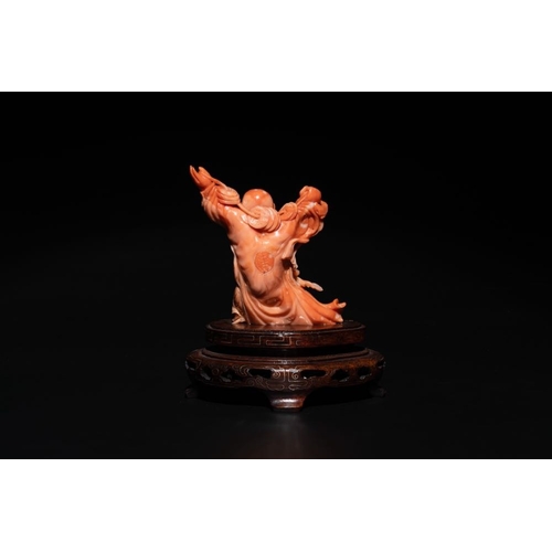 677 - A Chinese red coral figure of a laughing Buddha on wooden stand, 19/20th C.H.: 16,5 cm (incl. stand)... 