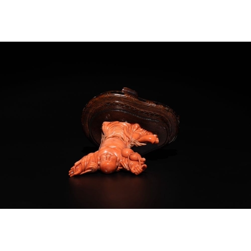 677 - A Chinese red coral figure of a laughing Buddha on wooden stand, 19/20th C.H.: 16,5 cm (incl. stand)... 