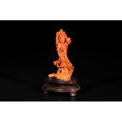 679 - A Chinese red coral Guanyin holding a lotus on wooden stand, 19/20th C.H.: 28,5 cm (incl. stand)
Wei... 