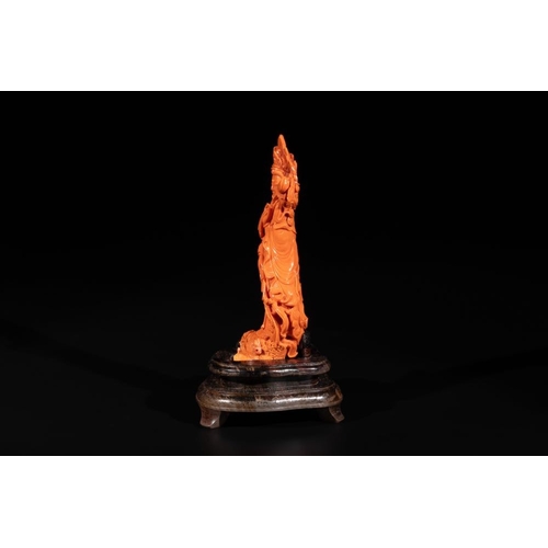 679 - A Chinese red coral Guanyin holding a lotus on wooden stand, 19/20th C.H.: 28,5 cm (incl. stand)
Wei... 