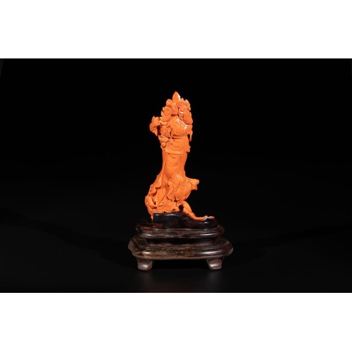 679 - A Chinese red coral Guanyin holding a lotus on wooden stand, 19/20th C.H.: 28,5 cm (incl. stand)
Wei... 