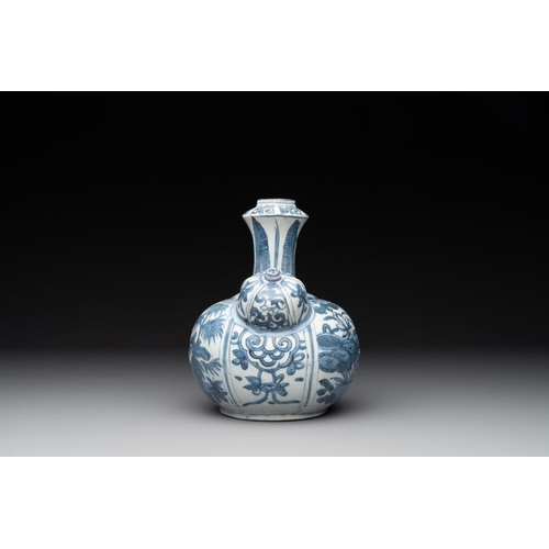 68 - A Chinese blue and white 'kraak' porcelain 'deer and rooster' kendi, WanliH.: 19 cm
... 