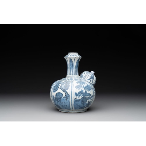 68 - A Chinese blue and white 'kraak' porcelain 'deer and rooster' kendi, WanliH.: 19 cm
... 